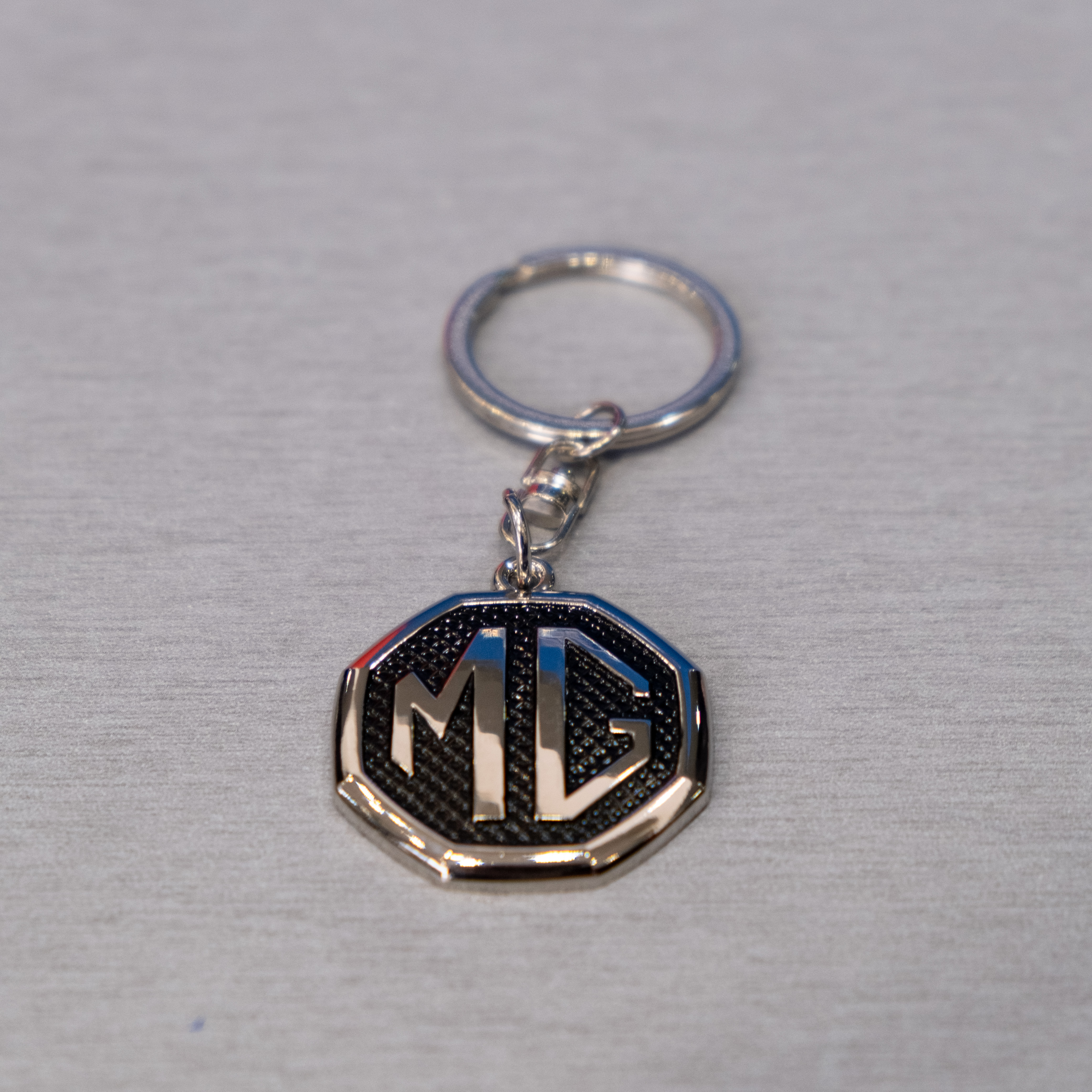 Брелок металевий чорного кольору MG (34941)