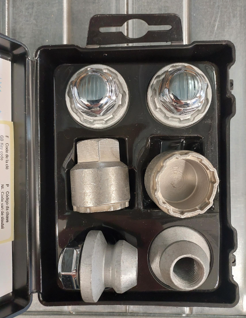 Комплект секретних колісних гайок Marvel R (21999)